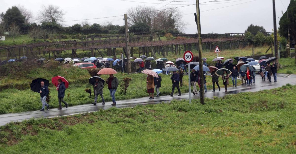Un momento de la procesión por las aldeas
de la parroquia de Cordeiro, ayer. |  Noé Parga