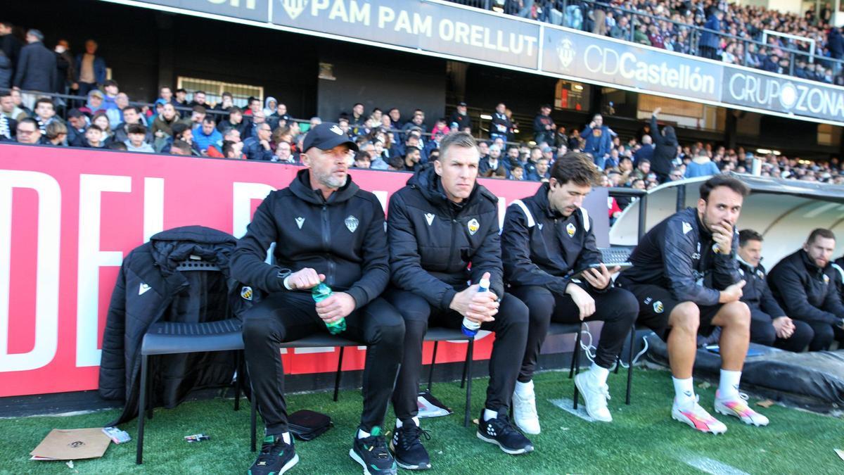 Schreuder, junto a sus ayudantes, poco antes del Castellón-Osasuna de Copa del Rey.