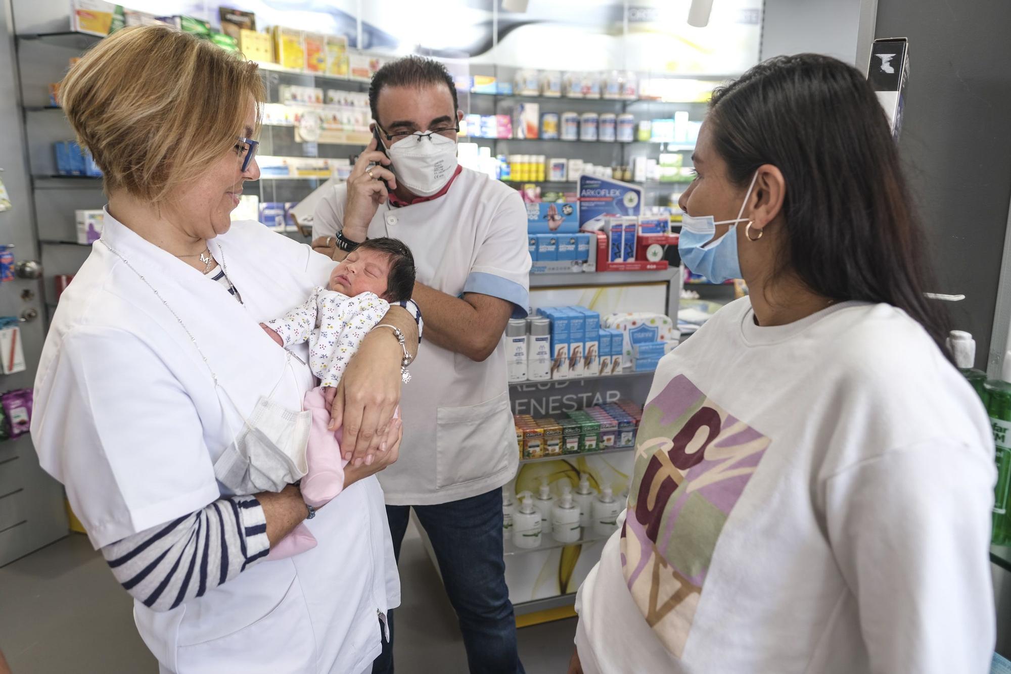 La bebé que nació en una farmacia de Escaleritas junto a su madre y los trabajadores de la botica