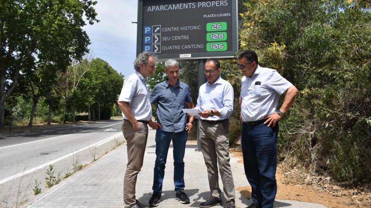 El regidor Josep Gili, tercer per l’esquerra, amb tècnics  | AJM