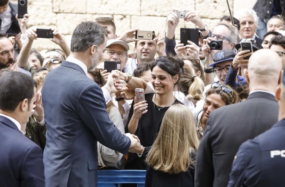 Pünktlich, aber nicht vollzählig: Letizia und Felipe, ihre Kinder Leonor und Sofía sowie Altkönig Sofía fanden sich am Sonntag (16.4.) traditionsgemäß in Palma Kathedrale ein.