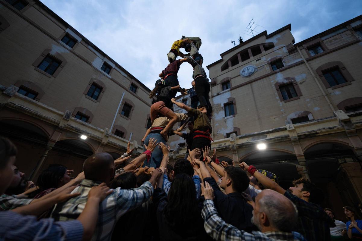 Esquerdats, la colla castellera que ensaya en la Modelo