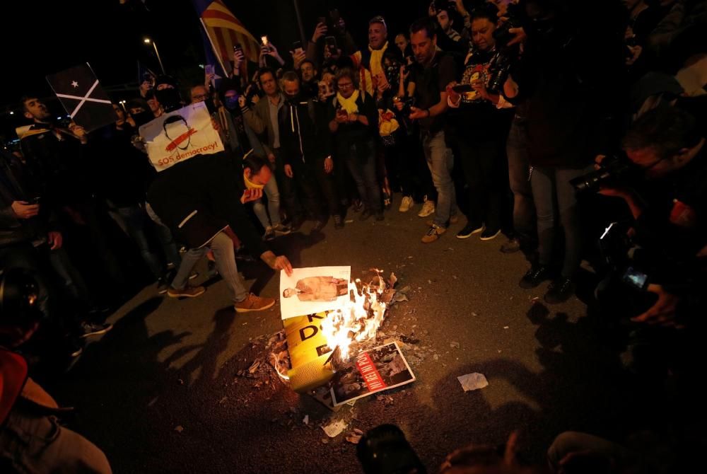 Crema de fotos del Rei davant el Palau de Congressos