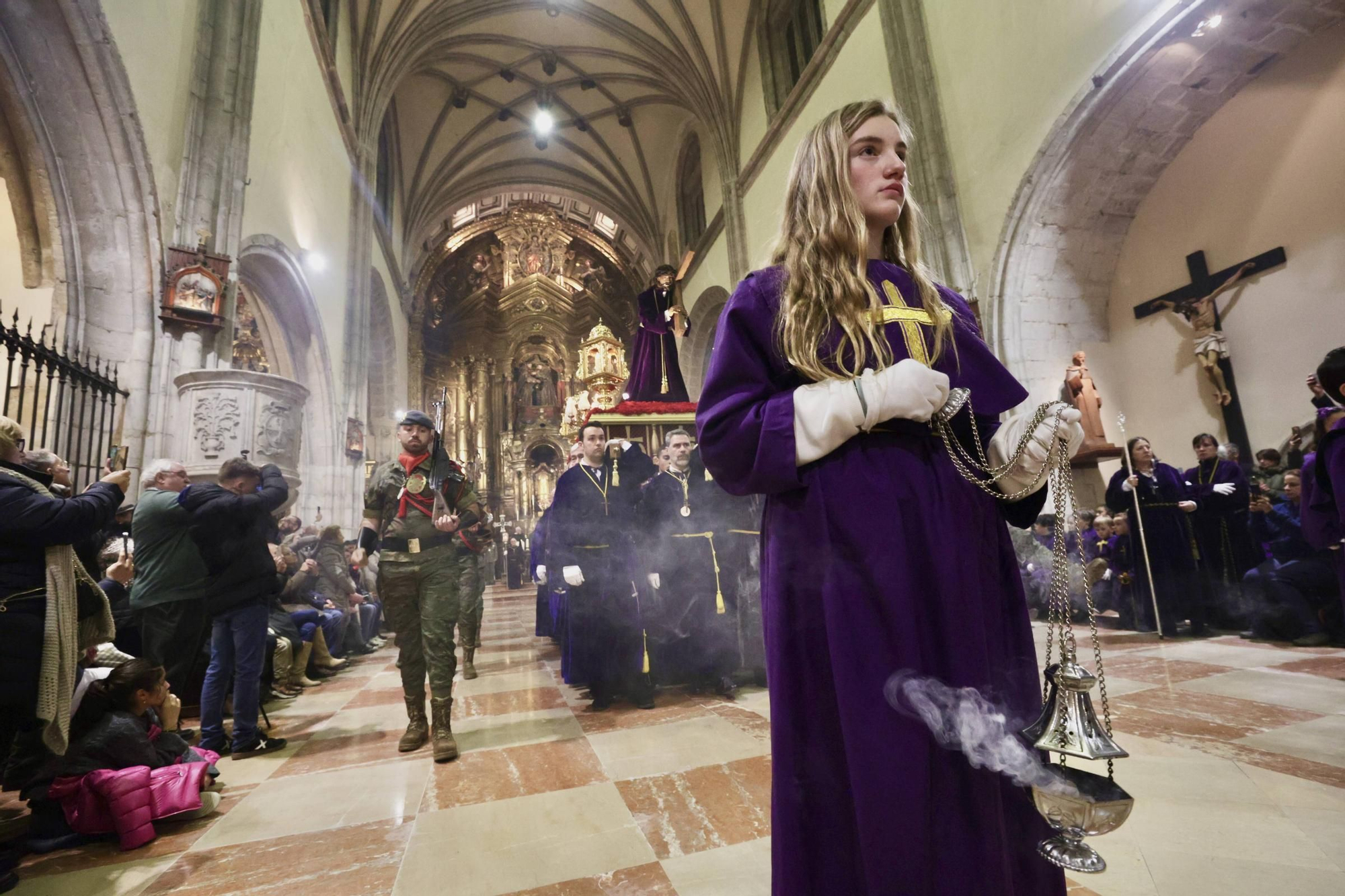 La lluvia chafa al Señor de Oviedo y obliga a suspender la procesión del Nazareno