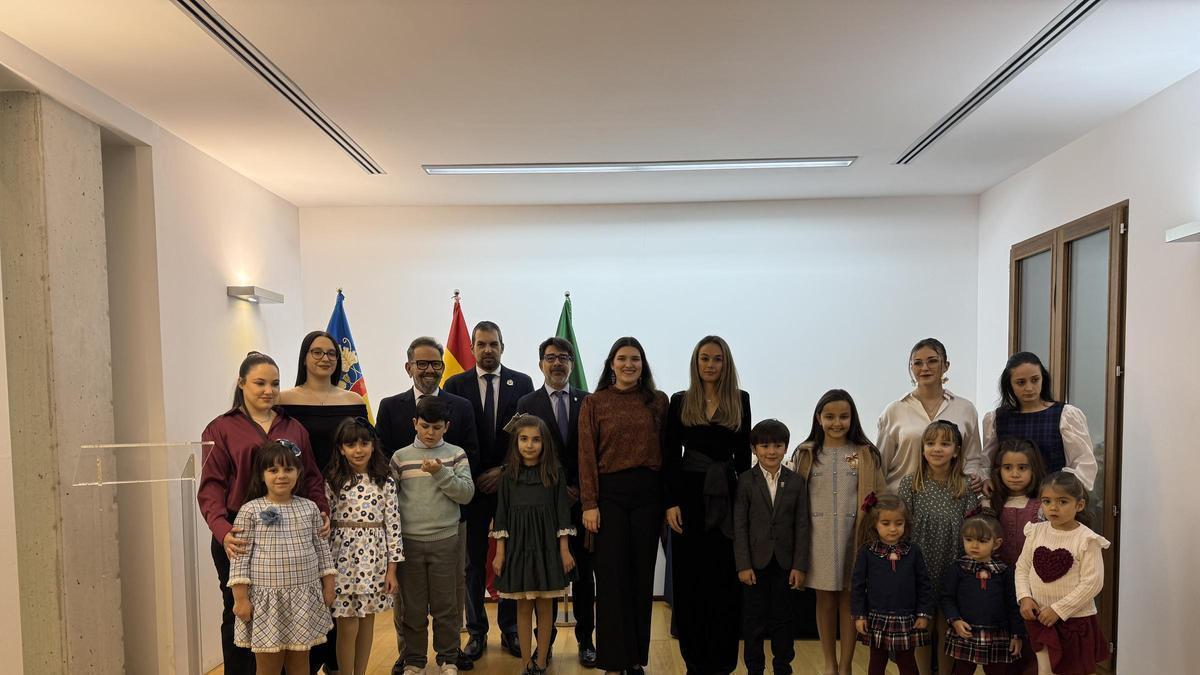 Las Reinas de las Fiestas y de la Primavera de San Vicente, con su corte de honor y las autoridades