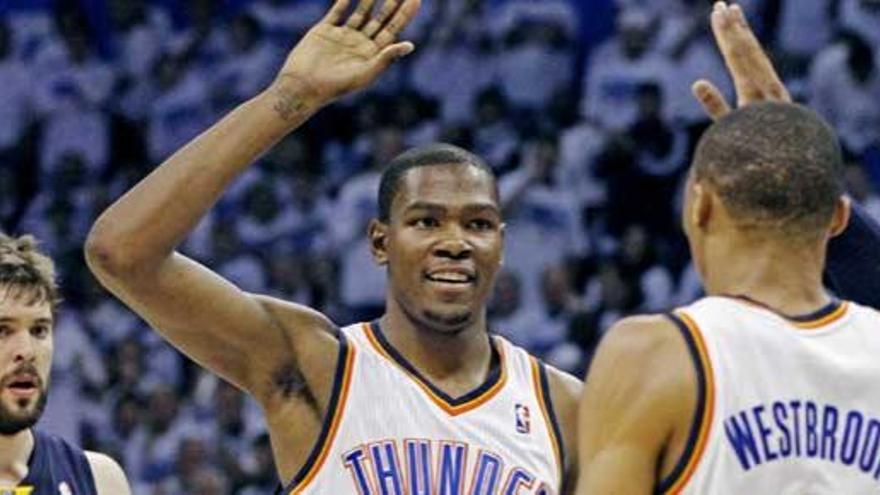Kevin Durant y Russell Westbrook lideraron el ataque de los Thunder.