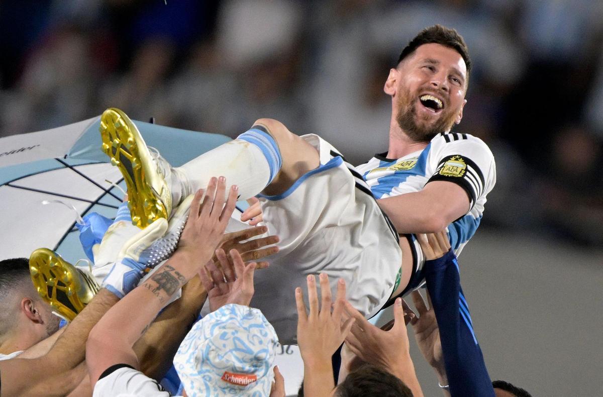Lionel Messi es lanzado al aire por sus compañeros durante un acto de homenaje a los jugadores campeones del mundo, después del partido amistoso de fútbol entre Argentina y Panamá. Lionel Messi es lanzado al aire por sus compañeros durante un acto de homenaje a los jugadores campeones del mundo, después del partido amistoso de fútbol entre Argentina y Panamá.