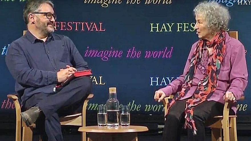 Florence y Atwood conversan en el Hay Festival de Gales, en 2018.