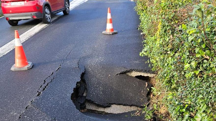 El saneamiento hunde un tramo de la carretera de Aldán