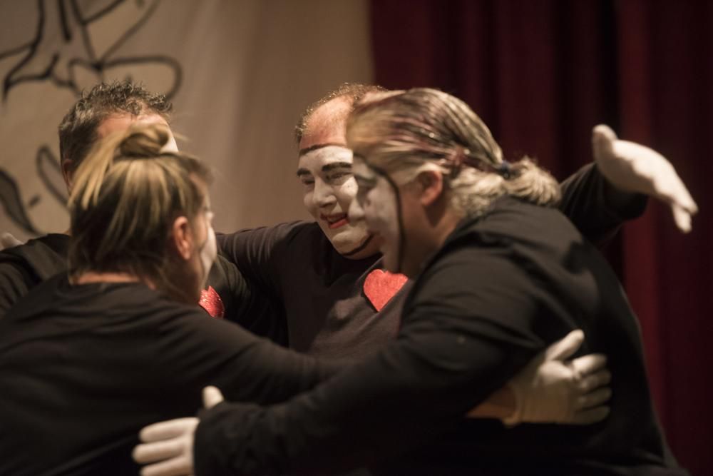 La tarda de circ i teatre a la Llar Sant Joan de Déu mostra el poder transformador de les arts escèniques