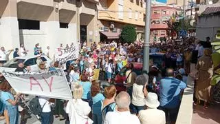 "Promesas no, tenemos derechos": mayores de El Campello claman ante el Ayuntamiento por un centro asociativo