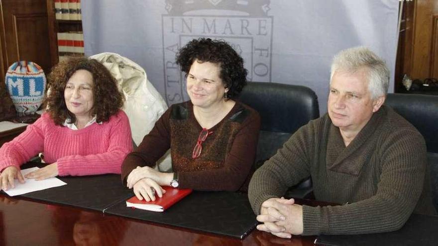 Pilar Blanco ( BNG), Luz Santiago (PSOE) y Manuel González (Marea), portavoces de la oposición. // S. Á.