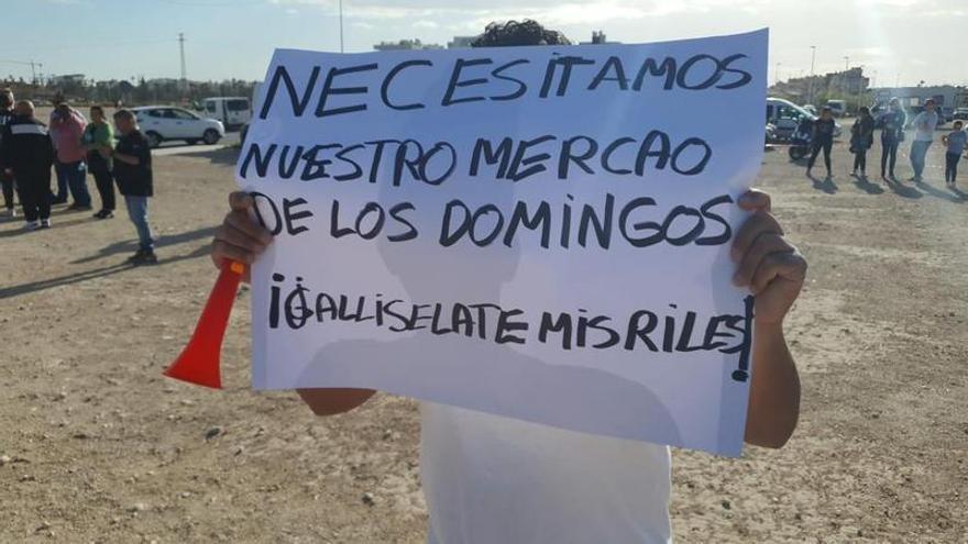 Protesta frente al Ayuntamiento de Elche por el cierre del mercadillo del estadio