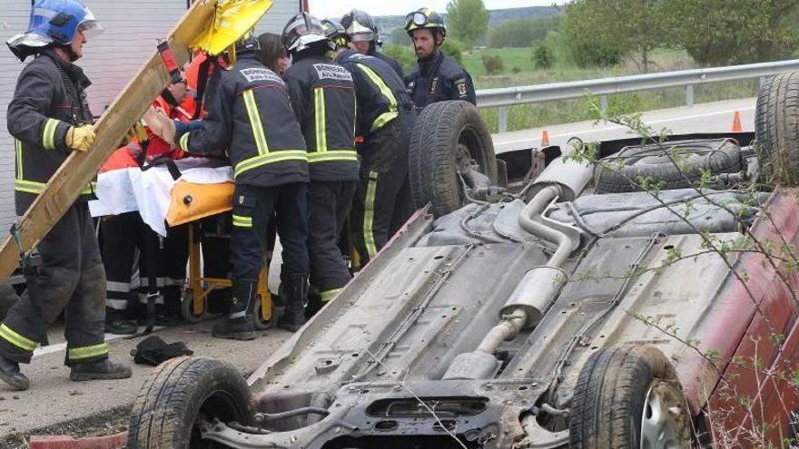 Bomberos y sanitarios atienden a la víctima.