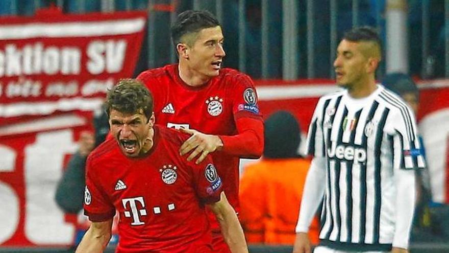 Thomas Müller, abraçat per Lewandowski, celebra el seu gol, el 2-2