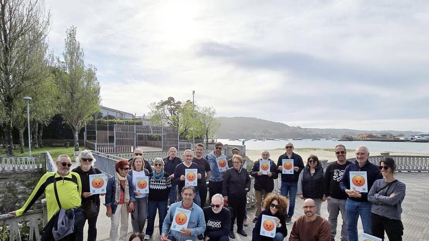 Protesta contra los vertidos de fecales en la ría de Aldán, en Cangas