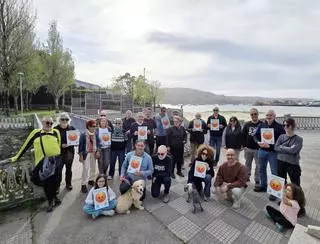 Protesta contra los vertidos de fecales en la ría de Aldán, en Cangas