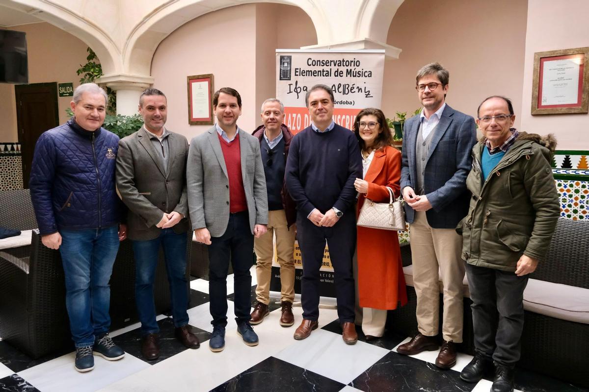 El delegado de Educación, con responsables municipales y del Conservatorio de Cabra.