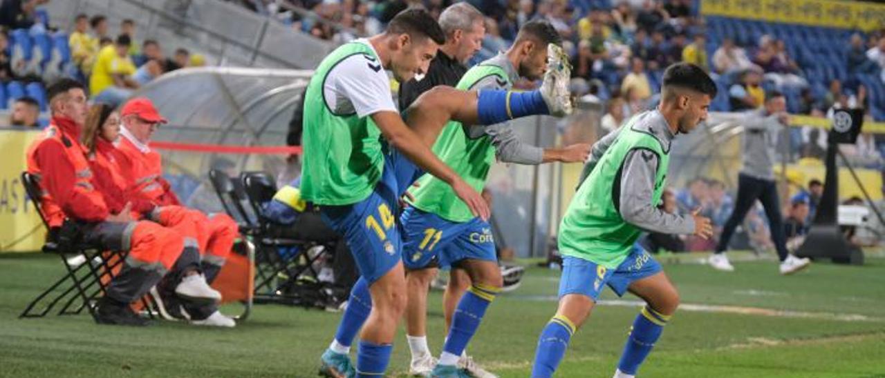 Álvaro Lemos calienta durante el partido inaugural de liga frente al Real Zaragoza junto a Benito –11– y Fabio. | | JOSE C GUERRA