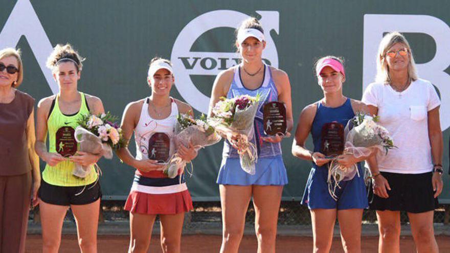 Campeonas y subcampeonas de dobles, con los organizadores.