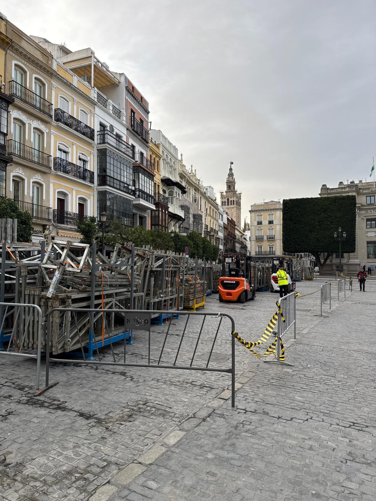 Montaje de las estructuras de los palcos de la Carrera Oficial de la Semana Semana de 2026