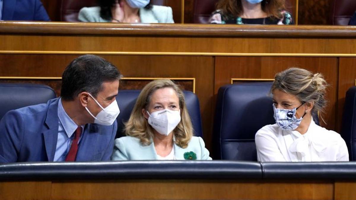 El presidente del Gobierno, Pedro Sánchez, junto a las vicepresidentas primera y segunda, Nadia Calviño y Yolanda Díaz, en la sesión de control al Ejecutivo en el Congreso, el pasado 20 de octubre de 2021.