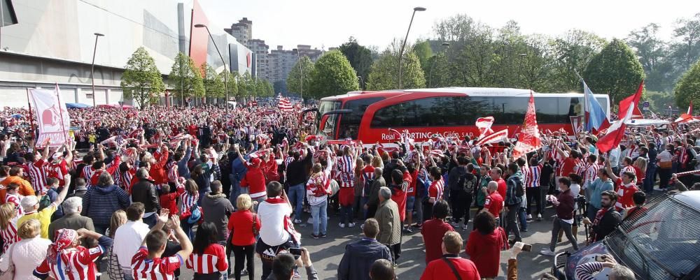 Ambientazo rojiblanco en los aledaños de El Molinón