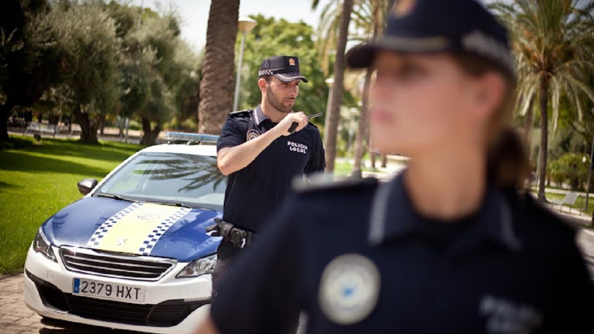 Satara Seguridad distribuye uniformes a policías de más de 900 municipios de toda España.