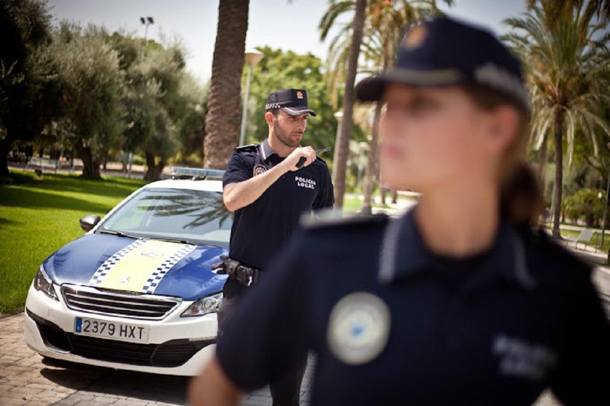 Satara Seguridad distribuye uniformes a policías de más de 900 municipios de toda España.