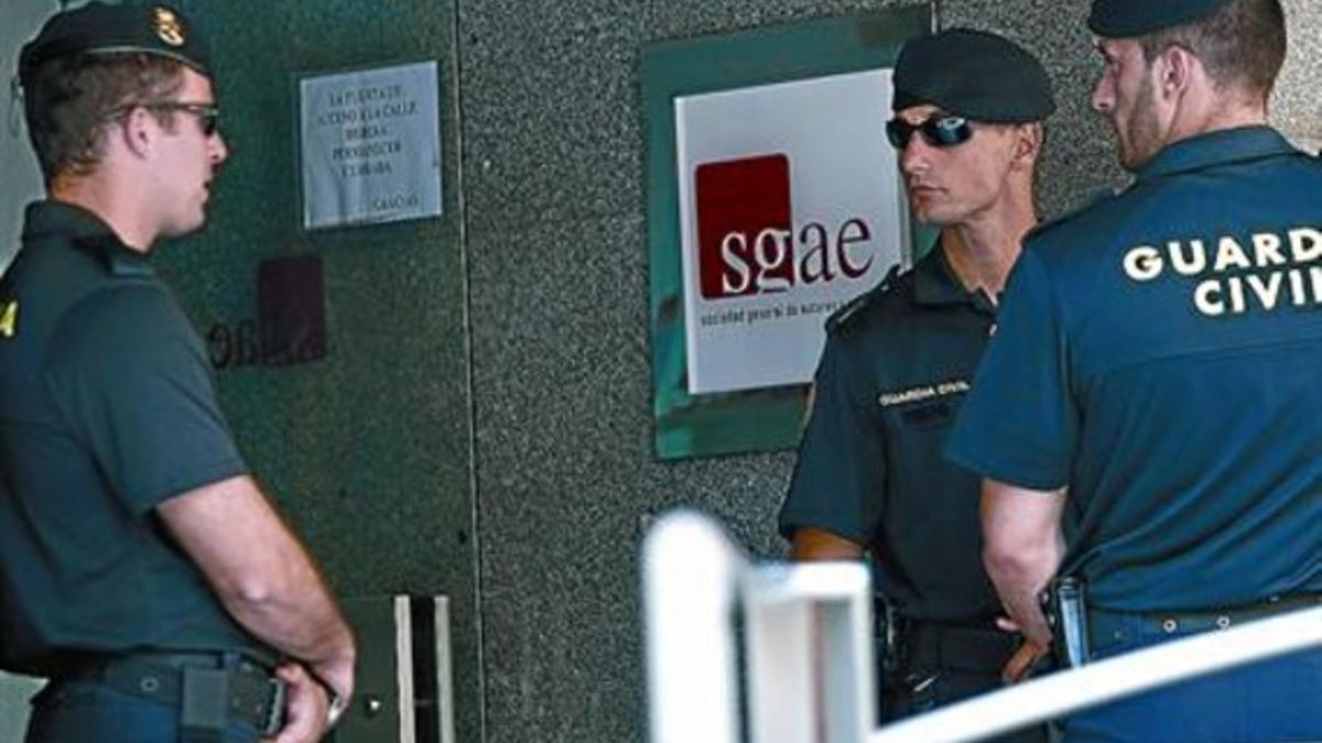 Agentes de la Guardia Civil, en el registro de la sede de la SGAE.