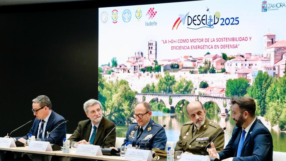 El concejal David Gago, a la derecha, en la presentación del XII Congreso Nacional de I+D en Defensa y Seguridad.