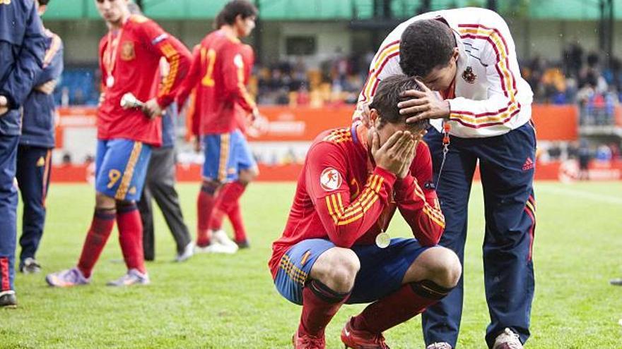 Un jugador de la selección española se lamenta tras el partido.