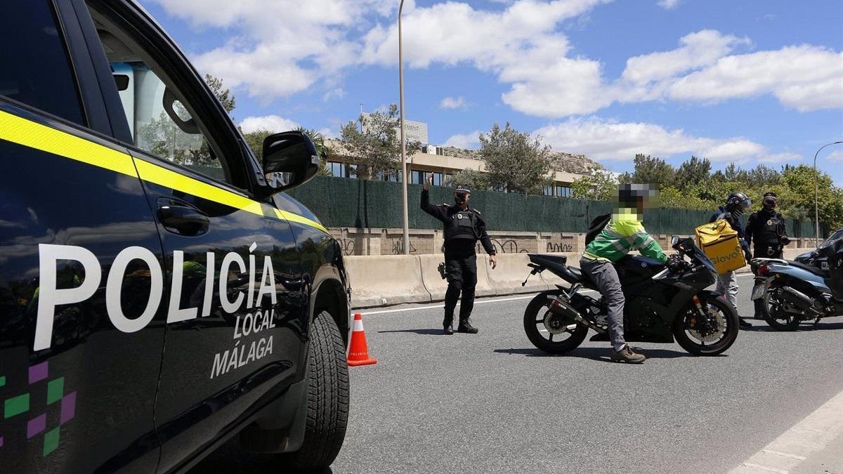 La Policía Local denuncia en Málaga a once personas por incumplir el toque de queda