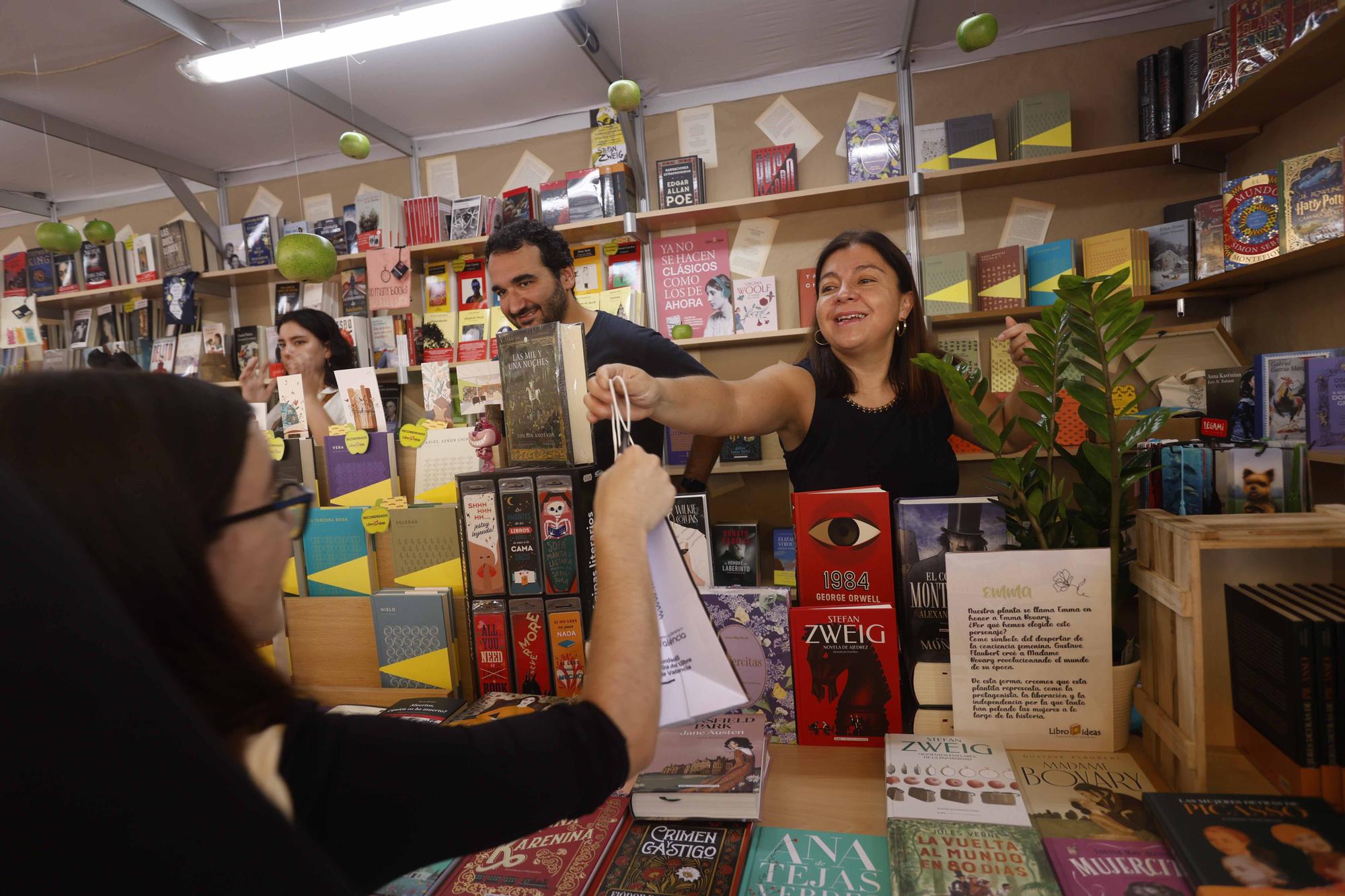 Llenazo de domingo en la Fira del Llibre