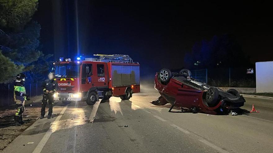 Bomberos y Policía, en un accidente de tráfico reciente en Molina de Segura.