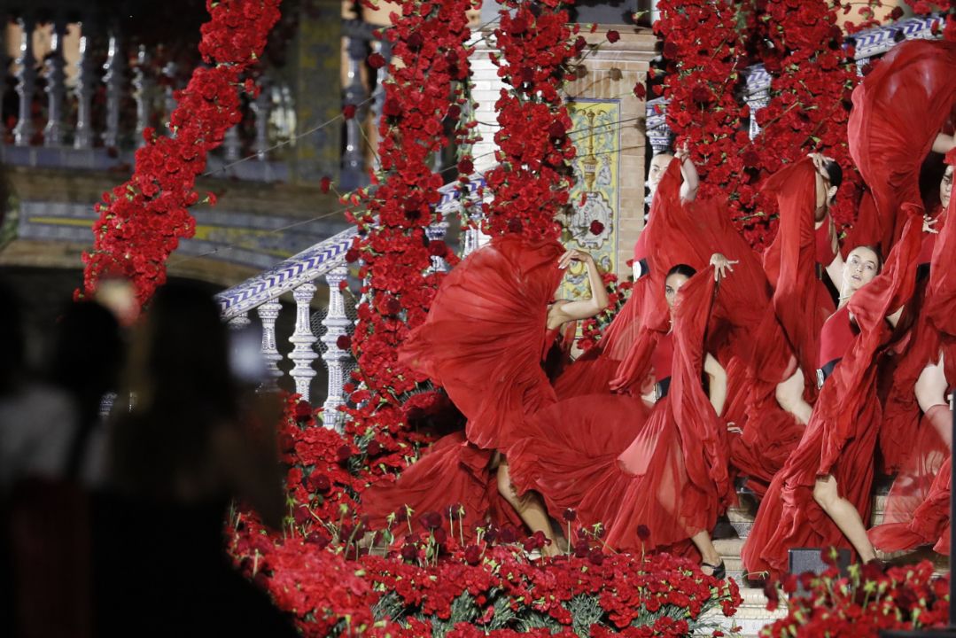 Dior desfila en Sevilla con artesanía valenciana