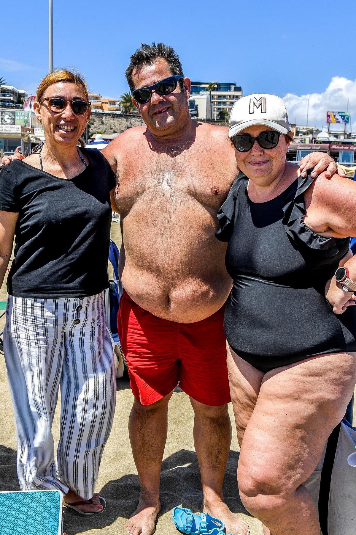 Los amigos Loli, Ardí y Minerva, este jueves en Playa del Inglés.