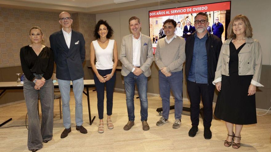 Por la izquierda, Sonia Fidalgo, Jorge García Monsalve, Natalia Sánchez, Carlos Fernández Llaneza, Javier Ballina, Juan Álvarez Areces y Marisa Ponga, ayer, durante el desayuno informativo. | IRMA COLLÍN