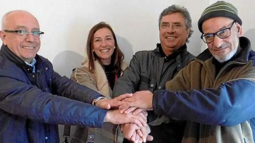 Joan Albareda Costa, Marta i Francesc Torredemer Costa, propietaris, amb Tahar Khabote, un dels inquilins