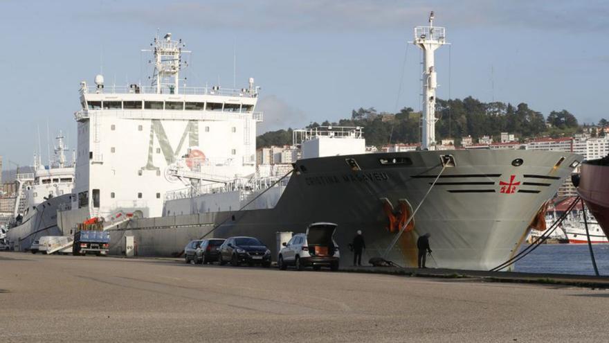 El buque, ayer, en el muelle de reparaciones.