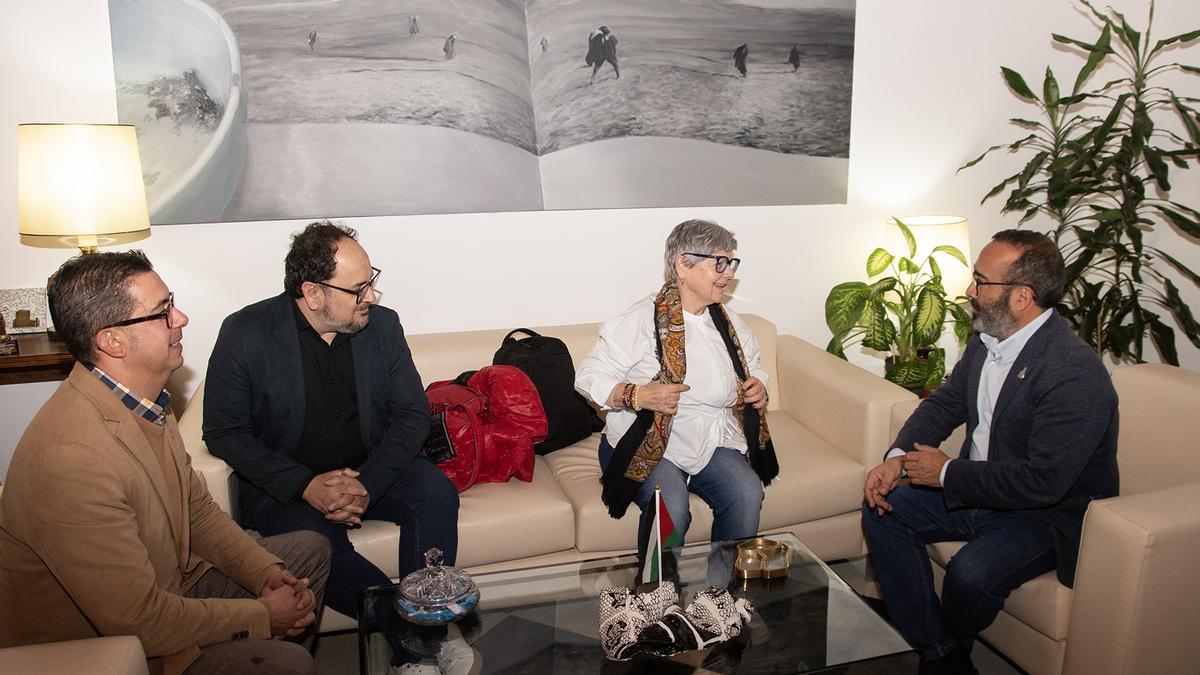 De izquierda a derecha: Alberto Piris, alcalde de Valencia de Alcántara, Luis Jesús Moyano, director de cine, María Luisa Picado, escritora y guionista, y Miguel Ángel Morales, presidente de la Diputación de Cáceres.