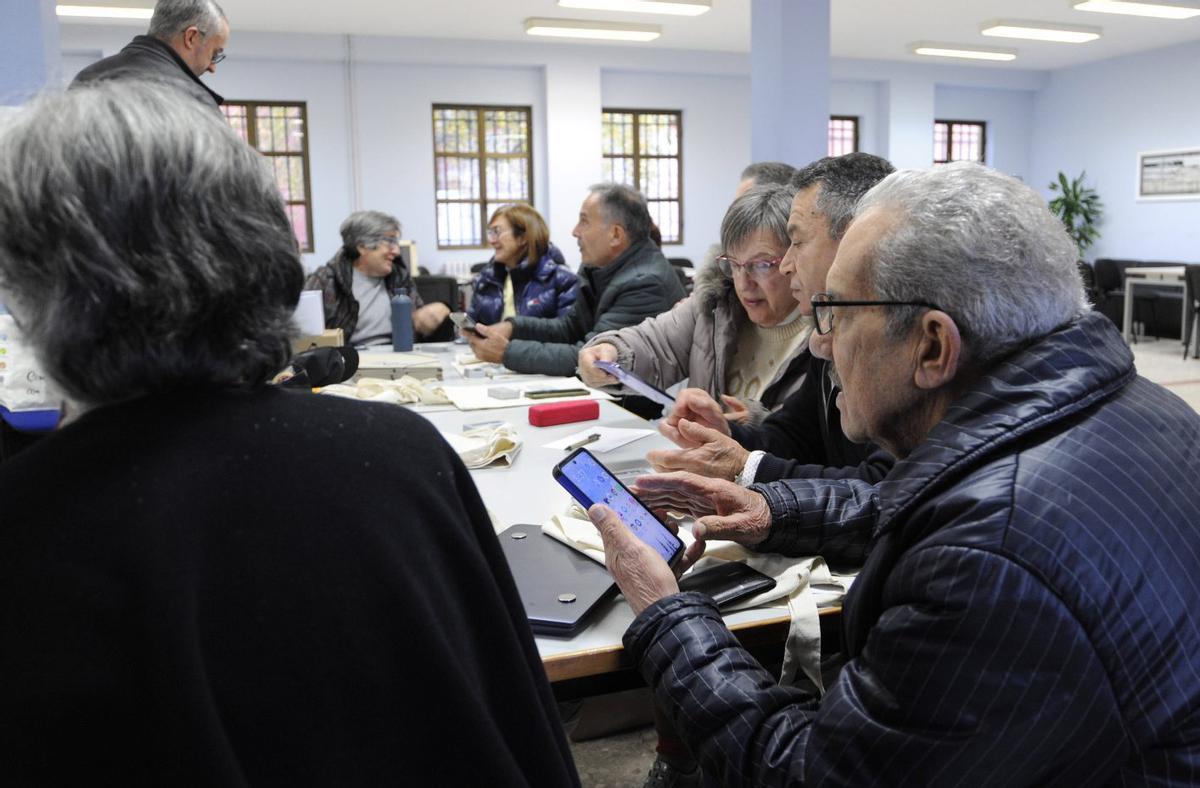 Curso de digitalización para personas mayores en Silleda. | BERNABÉ/JAVIER LALÍN