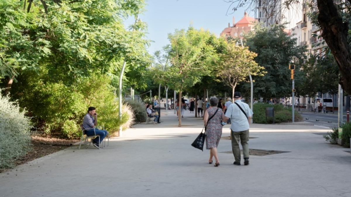 Gente paseando por el tramo de la avinguda Meridiana reformado, entre Mallorca y Navas de Tolosa