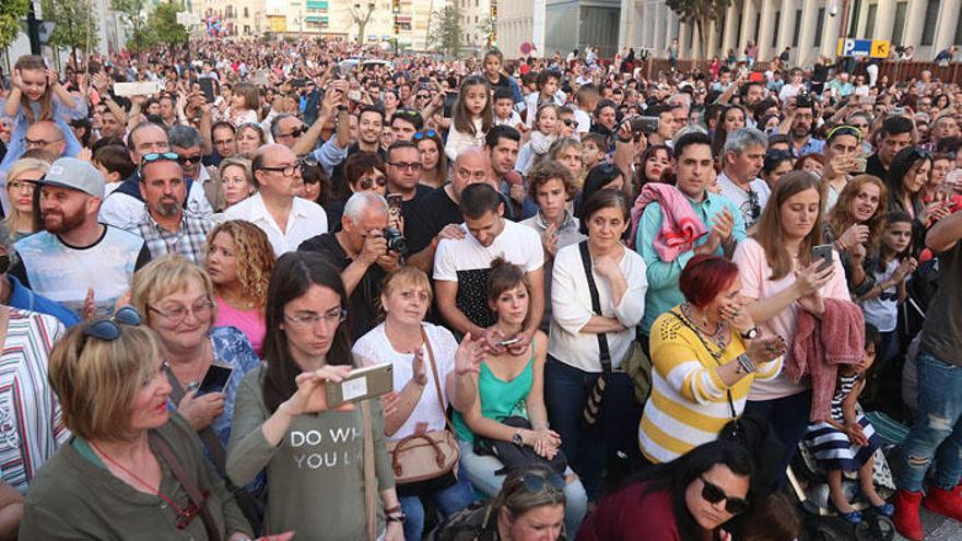 Miles de personas disfrutan del paso de las procesiones de la Semana Santa de Málaga.