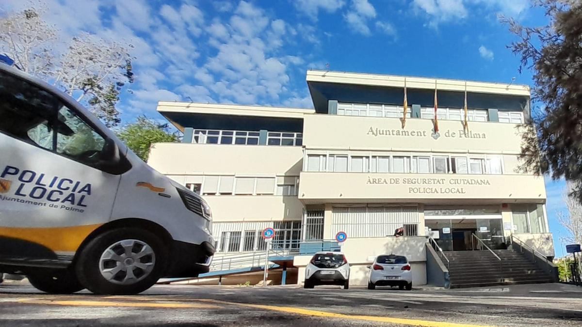 Un coche patrulla de la Policía Local de Palma en el Cuartel de Sant Ferran