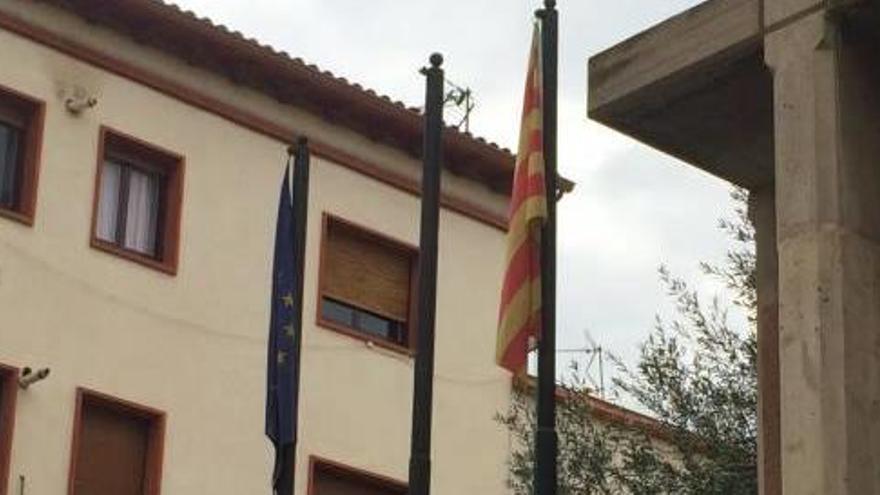 Al mig, el pal reservat per a la bandera espanyola, actualment buit