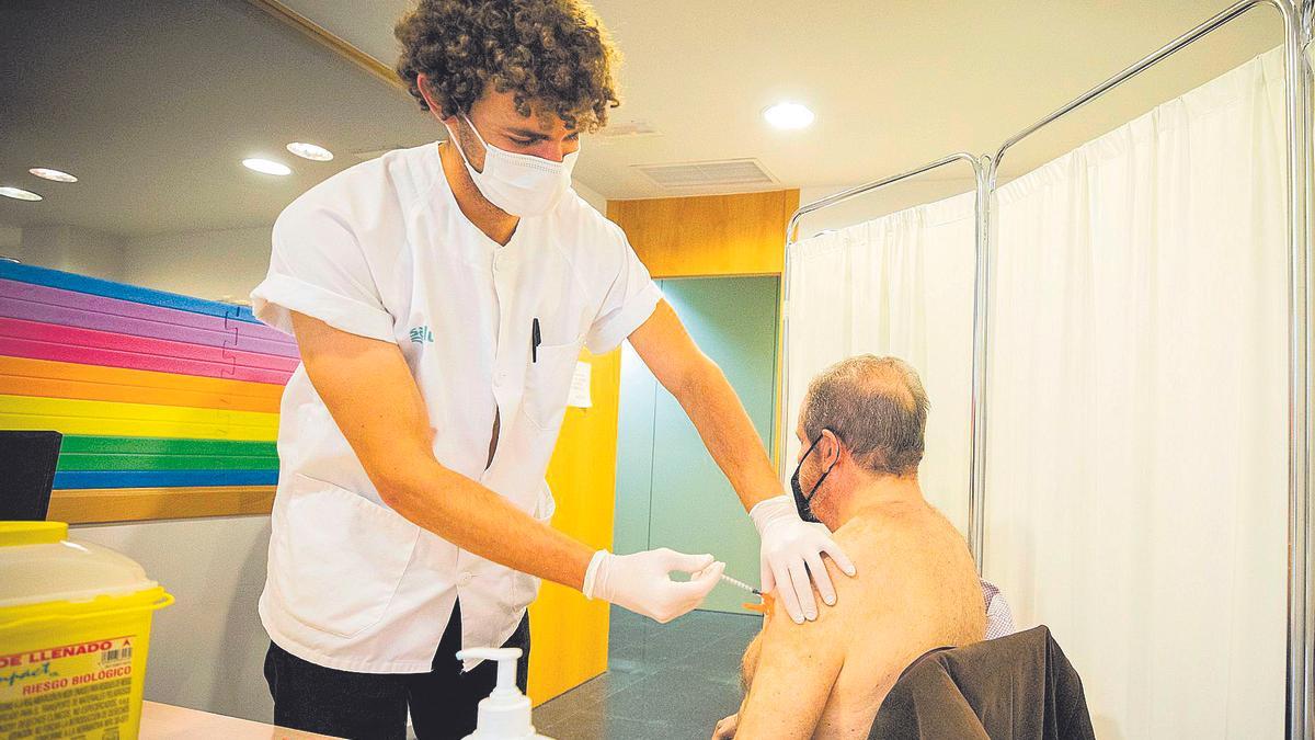 Juan vacuna a su padre José Antonio contra el covid, en el centro de salud de Actur Oeste, con la dosis de Janssen.