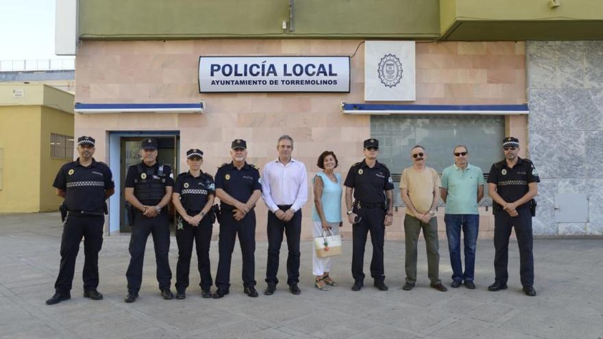 El concejal de Seguridad, Antonio Ruiz, con varios vecinos y agentes de la Policía Local.