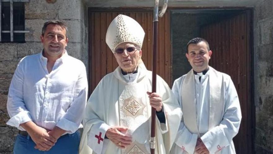 El cardenal Rouco Varela, el domingo en Forcarei, entre Colmenero y el joven párroco Damián Vidal.