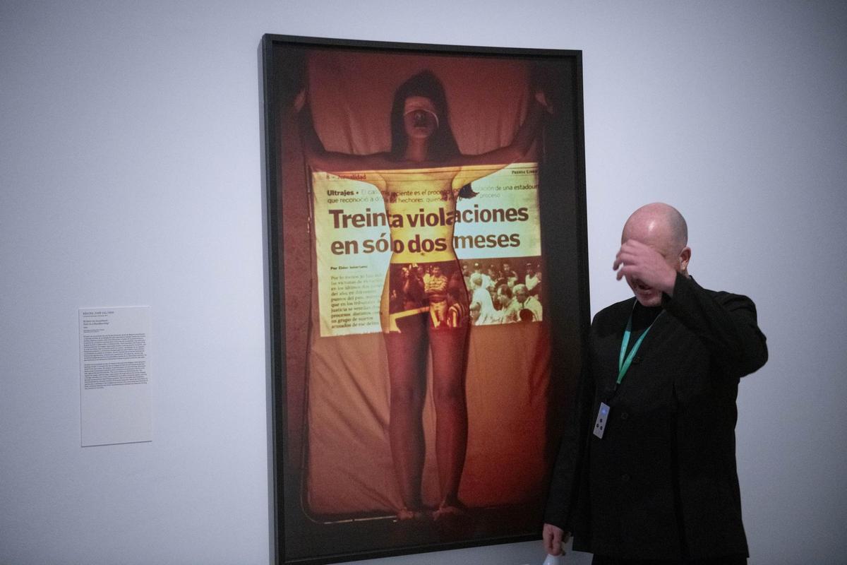 Manuel Segade ante una obra de Regina Galindo que denuncia las violaciones de mujeres.
